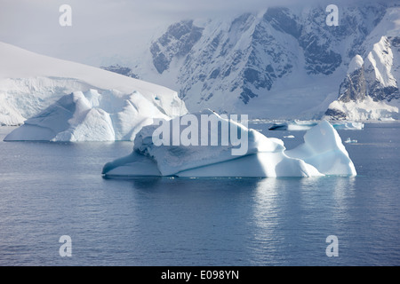 Sculpté des vagues et du vent de la baie wilhelmina iceberg Antarctique Banque D'Images