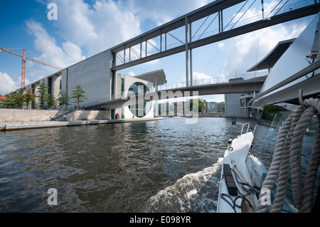 Allemagne, Berlin, Band des Bundes Ministères de gouvernement complexe chevauche la rivière Spree Banque D'Images