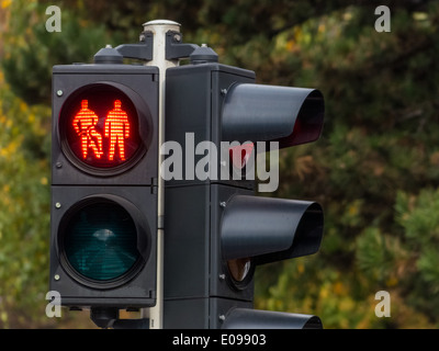 Lumière rouge fin la piste cyclable et trottoir de fue. Les uns avec les autres dans le trafic, Ende Rotlicht fue Radweg und Gehweg. Miteinander im Banque D'Images