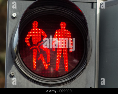 Lumière rouge fin la piste cyclable et trottoir de fue. Les uns avec les autres dans le trafic, Ende Rotlicht fue Radweg und Gehweg. Miteinander im Banque D'Images