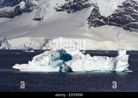Arqué iceberg dans l'Antarctique de la baie wilhelmina Banque D'Images