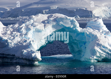 Arqué iceberg dans l'Antarctique de la baie wilhelmina Banque D'Images