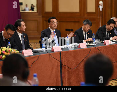 Addis Abeba, Ethiopie. 6 mai, 2014. Le Premier ministre chinois Li Keqiang (C) traite de l'économie, le commerce sino-africain et de la culture Table ronde à Addis-Abeba, Ethiopie, le 6 mai 2014. © Li Xueren/Xinhua/Alamy Live News Banque D'Images