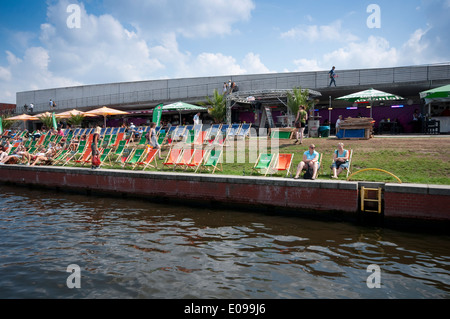 Allemagne, Berlin, la Spree, les gens vous relaxant dans des chaises longues sur la banque du fleuve Spree Banque D'Images