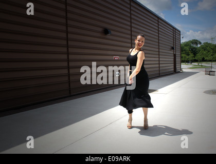 Jeune fille dans une robe noire des danses de flamenco dans la rue à Toronto, Canada Banque D'Images