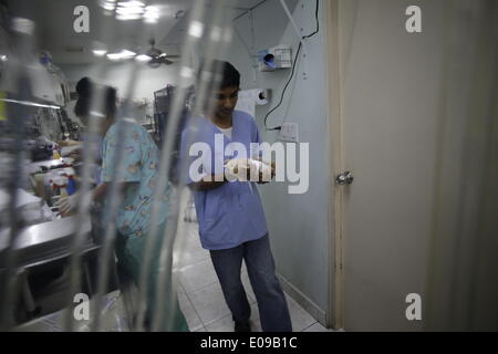 La ville de Panama, Panama. 6 mai, 2014. Le volontaire Kuljit, 18 ans, se déplace un chat, lorsqu'elle quitte la salle d'opération de la Fondation "payez au Panama", à Panama City, capitale du Panama, le 6 mai 2014. "Payer au Panama" est une fondation, dont la mission est de contrôler la misère et la mort inutile des animaux de la rue, par le biais d'un intense programme de stérilisation. Avec une moyenne de 50 stérilisations quotidiennes, la payer au Panama" Foundation obtient son plus grand soutien de ses bénévoles, qui effectuent les différentes tâches de la fondation. © Mauricio Valenzuela/Xinhua/Alamy Live News Banque D'Images