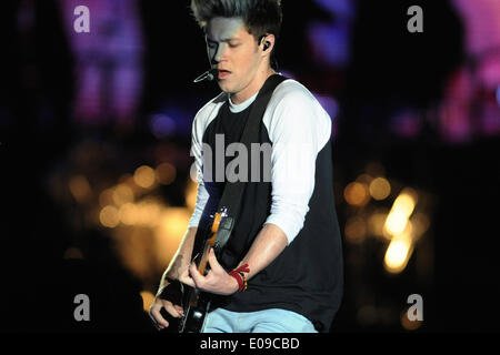 Montevideo, Uruguay. 6 mai, 2014. Niall Horan, membre du groupe britannique One Direction, effectue au cours d'un concert de leur "Où nous sommes", dans le stade du centenaire, à Montevideo, capitale de l'Uruguay, le 6 mai 2014. Crédit : Nicolas Celaya/Xinhua/Alamy Live News Banque D'Images