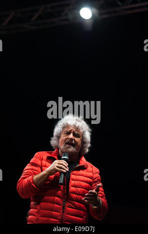 Palerme, Sicile, Italie. 6 mai, 2014. Palerme, 6 mai 2014 -- Beppe Grillo, leader du Movimento 5 Stelle, Mouvement cinq étoiles, tenant un discours à Palerme durant la campagne pour le prochain rallye 2014 Élections européennes. Credit : Guglielmo Mangiapane/NurPhoto ZUMAPRESS.com/Alamy/Live News Banque D'Images