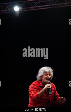 Palerme, Sicile, Italie. 6 mai, 2014. Palerme, 6 mai 2014 -- Beppe Grillo, leader du Movimento 5 Stelle, Mouvement cinq étoiles, tenant un discours à Palerme durant la campagne pour le prochain rallye 2014 Élections européennes. Credit : Guglielmo Mangiapane/NurPhoto ZUMAPRESS.com/Alamy/Live News Banque D'Images