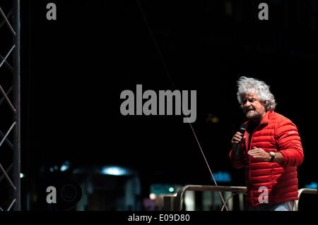 Palerme, Sicile, Italie. 6 mai, 2014. Palerme, 6 mai 2014 -- Beppe Grillo, leader du Movimento 5 Stelle, Mouvement cinq étoiles, tenant un discours à Palerme durant la campagne pour le prochain rallye 2014 Élections européennes. Credit : Guglielmo Mangiapane/NurPhoto ZUMAPRESS.com/Alamy/Live News Banque D'Images