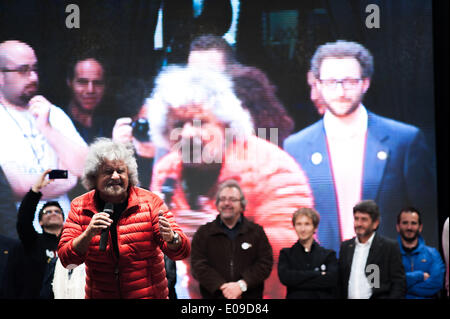 Palerme, Sicile, Italie. 6 mai, 2014. Palerme, 6 mai 2014 -- Beppe Grillo, leader du Movimento 5 Stelle, Mouvement cinq étoiles, tenant un discours à Palerme durant la campagne pour le prochain rallye 2014 Élections européennes. Credit : Guglielmo Mangiapane/NurPhoto ZUMAPRESS.com/Alamy/Live News Banque D'Images