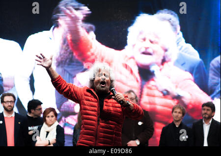 Palerme, Sicile, Italie. 6 mai, 2014. Palerme, 6 mai 2014 -- Beppe Grillo, leader du Movimento 5 Stelle, Mouvement cinq étoiles, tenant un discours à Palerme durant la campagne pour le prochain rallye 2014 Élections européennes. Credit : Guglielmo Mangiapane/NurPhoto ZUMAPRESS.com/Alamy/Live News Banque D'Images