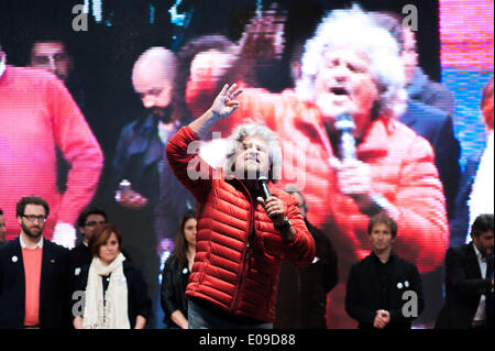 Palerme, Sicile, Italie. 6 mai, 2014. Palerme, 6 mai 2014 -- Beppe Grillo, leader du Movimento 5 Stelle, Mouvement cinq étoiles, tenant un discours à Palerme durant la campagne pour le prochain rallye 2014 Élections européennes. Credit : Guglielmo Mangiapane/NurPhoto ZUMAPRESS.com/Alamy/Live News Banque D'Images