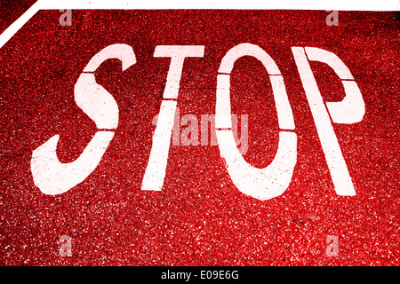 Stop Sign peint sur une route Banque D'Images