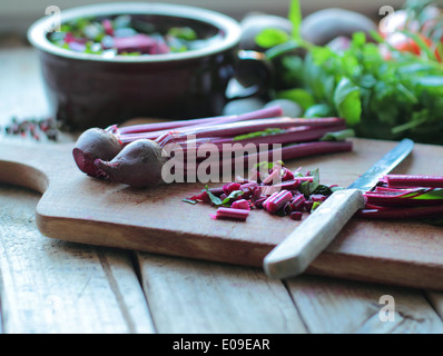 Couper les betteraves rouges frais sur la carte de cuisine Banque D'Images