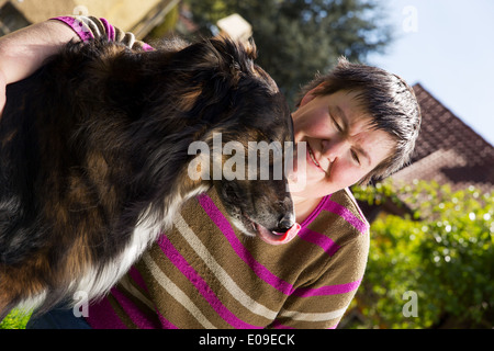 Femme handicapée à l'extérieur avec un half breed dog Banque D'Images
