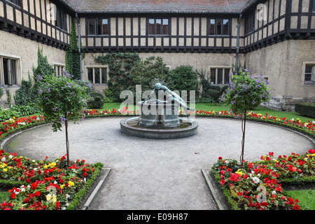 Narcisse fontaine dans la cour du château de Cecilienhof, site protégé par l'UNESCO à Potsdam, en Allemagne. Banque D'Images