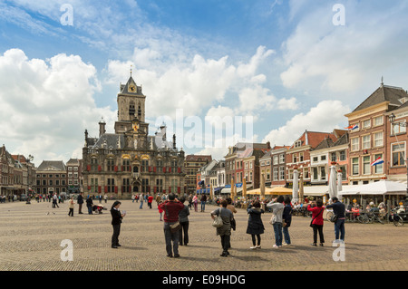 Grand Place de DELFT HOLLANDE AVEC DES TOURISTES PHOTOGRAPHIANT LA MAIRIE OU STADHUIS Banque D'Images