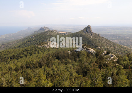 Vue sur le Beparmak Kirpasa les montagnes vers le nord de Chypre Péninsule Banque D'Images