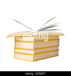 Pile de livres d'occasion livres reliés avec du jaune sur fond blanc Banque D'Images