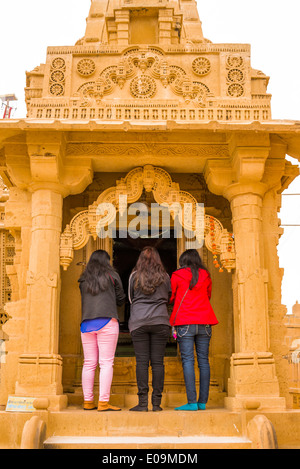 Les gens priant le chant à Lodhurva Lodrawa ou temple de Jain Jaisalmer, Rajasthan, Inde. Banque D'Images