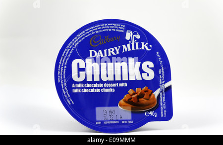 Cadbury dairy milk dessert au chocolat morceaux de chocolat au lait avec morceaux Banque D'Images