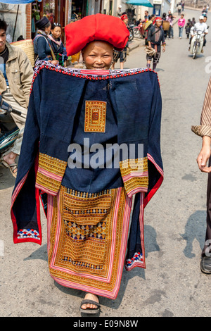 Les femmes de la minorité Dao rouge les gens dans le marché, Sa Pa, province de Lao Cai, Vietnam Banque D'Images