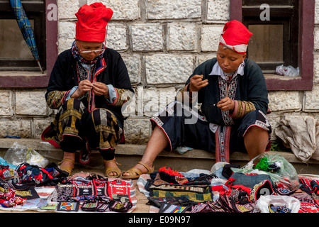 Les femmes de la minorité Dao rouge les gens dans le marché, Sa Pa, province de Lao Cai, Vietnam Banque D'Images