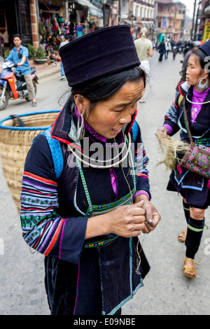 Femme de la tribu de Colline Hmong noir sur le marché de Sa Pa, province de Lao Cai, Vietnam Banque D'Images