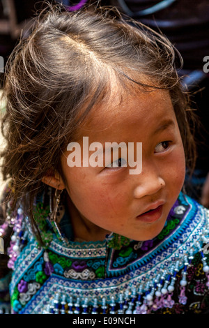 Les enfants de la minorité Hmong noir personnes près de Sa Pa, province de Lao Cai, Vietnam Banque D'Images