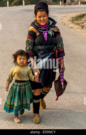 Une mère et enfant de la minorité Hmong noir les gens sur leur chemin vers le marché de Sa Pa, province de Lao Cai, Vietnam Banque D'Images