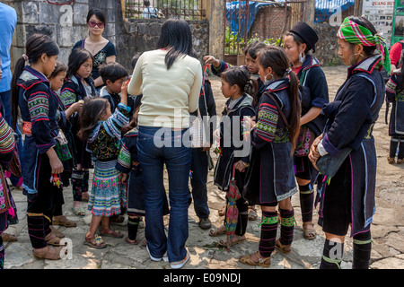 Les gens de la tribu de Colline Hmong noir sur le marché de Sa Pa, province de Lao Cai, Vietnam Banque D'Images