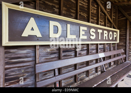 La gare signe pour le village de Cotswold Adlestrop - elle a inspiré le poème de la Première Guerre mondiale, poète Edward Thomas Banque D'Images