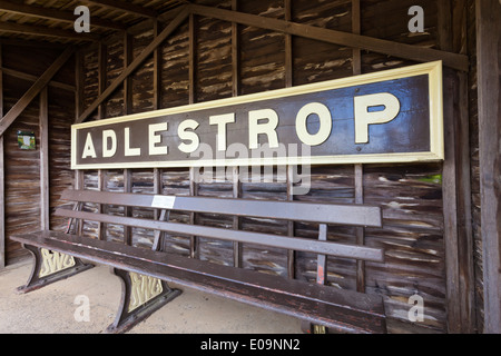 Le panneau de la gare pour le village d'Adlestrop, Gloucestershire Royaume-Uni - il a inspiré le poème du poète de la première Guerre mondiale Edward Thomas Banque D'Images