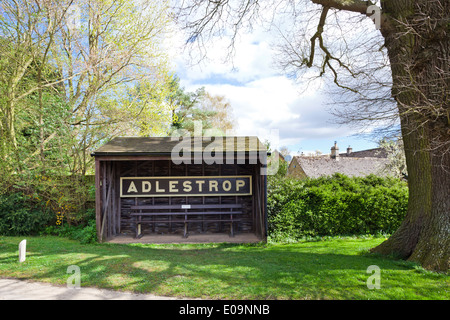 La gare signe pour le village de Cotswold Adlestrop - elle a inspiré le poème de la Première Guerre mondiale, poète Edward Thomas Banque D'Images