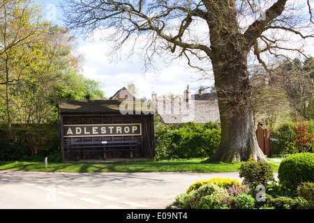 La gare signe pour le village de Cotswold Adlestrop - elle a inspiré le poème de la Première Guerre mondiale, poète Edward Thomas Banque D'Images