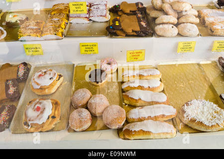 Des gâteaux sur la vente dans la boulangerie. Banque D'Images