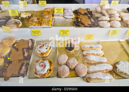 Des gâteaux sur la vente dans la boulangerie. Banque D'Images