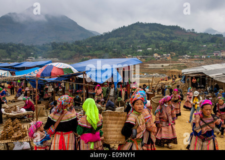 Flower Hmong au marché du dimanche de Bac Ha, province de Lao Cai, Vietnam Banque D'Images