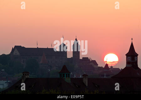 Nuremberg, Allemagne. Apr 24, 2014. Tôt le matin le soleil se lève au-dessus du château impérial de Nuremberg, Allemagne, 24 avril 2014. Photo : Daniel Karmann/dpa/Alamy Live News Banque D'Images