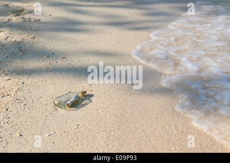 Message dans une bouteille sur une plage Banque D'Images