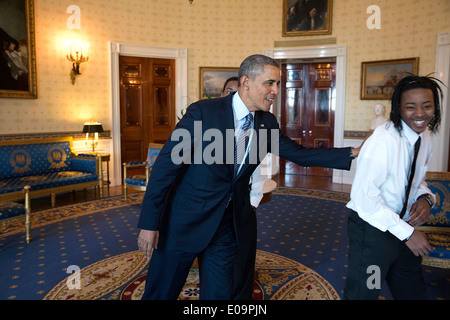 Le président américain Barack Obama des blagues avec un participant dans la salle bleue avant une manifestation pour mettre en surbrillance "My Brother's Keeper", une initiative visant à élargir les possibilités pour les jeunes hommes et les garçons de couleur dans l'HouseFebruary 27 Blanc, 2014 à Washington, DC. Banque D'Images