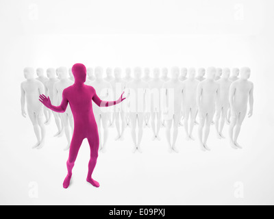 Homme habillé en rose danser devant une foule de gens habillés en blanc Banque D'Images