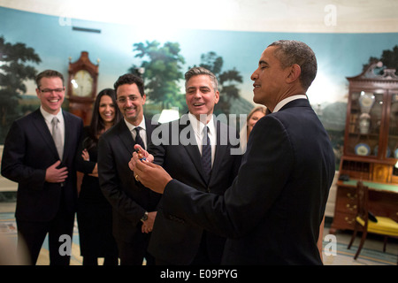 Le président américain Barack Obama des blagues avec membres de la troupe du film Les monuments des hommes dans la salle de réception diplomatique avant le dépistage d'un film dans la famille Théâtre de la Maison Blanche le 18 février 2014 à Washington, DC. Debout de gauche à droite : Matt Damon et sa femme Luciana Damon, Grant Heslov et George Clooney. Banque D'Images