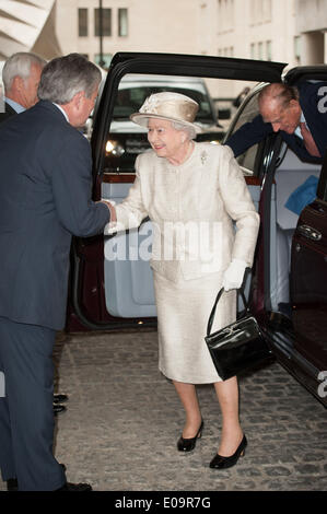 Londres, Royaume-Uni. 7e mai 2014. Sa Majesté la Reine et Son Altesse Royale le duc d'Édimbourg assister à la réception à la charité des journalistes papetier's Hall organisé par l'Association des journalistes de bienfaisance, l'organisme aide aux journalistes dans le besoin, le mercredi 7 mai 2014. Credit : Heloise/Alamy Live News Banque D'Images