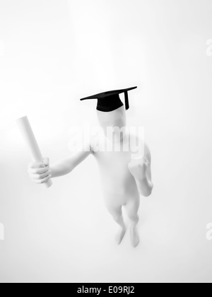 Personne inconnu habillé en costume blanc et cravate noire avec chapeau et diplôme, vue d'en haut Banque D'Images