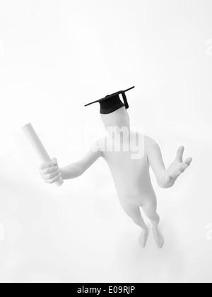 Personne inconnu habillé en costume blanc et cravate noire avec diplôme d'études supérieures et chapeau vue supérieure Banque D'Images