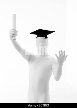 Personne inconnu habillé en costume blanc et cravate noire avec diplôme d'études supérieures et chapeau vue avant Banque D'Images