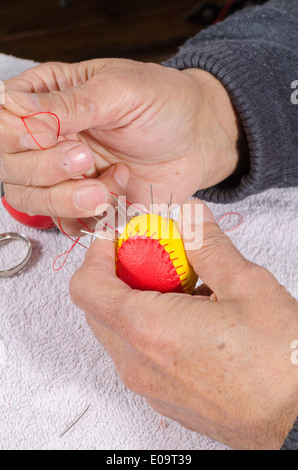 Les mains d'experts traditionnels couture sport balls Banque D'Images