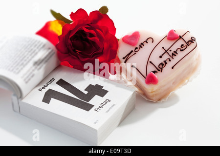 Red Rose, petit four et de découpe date calendrier de la Saint-Valentin sur fond blanc Banque D'Images